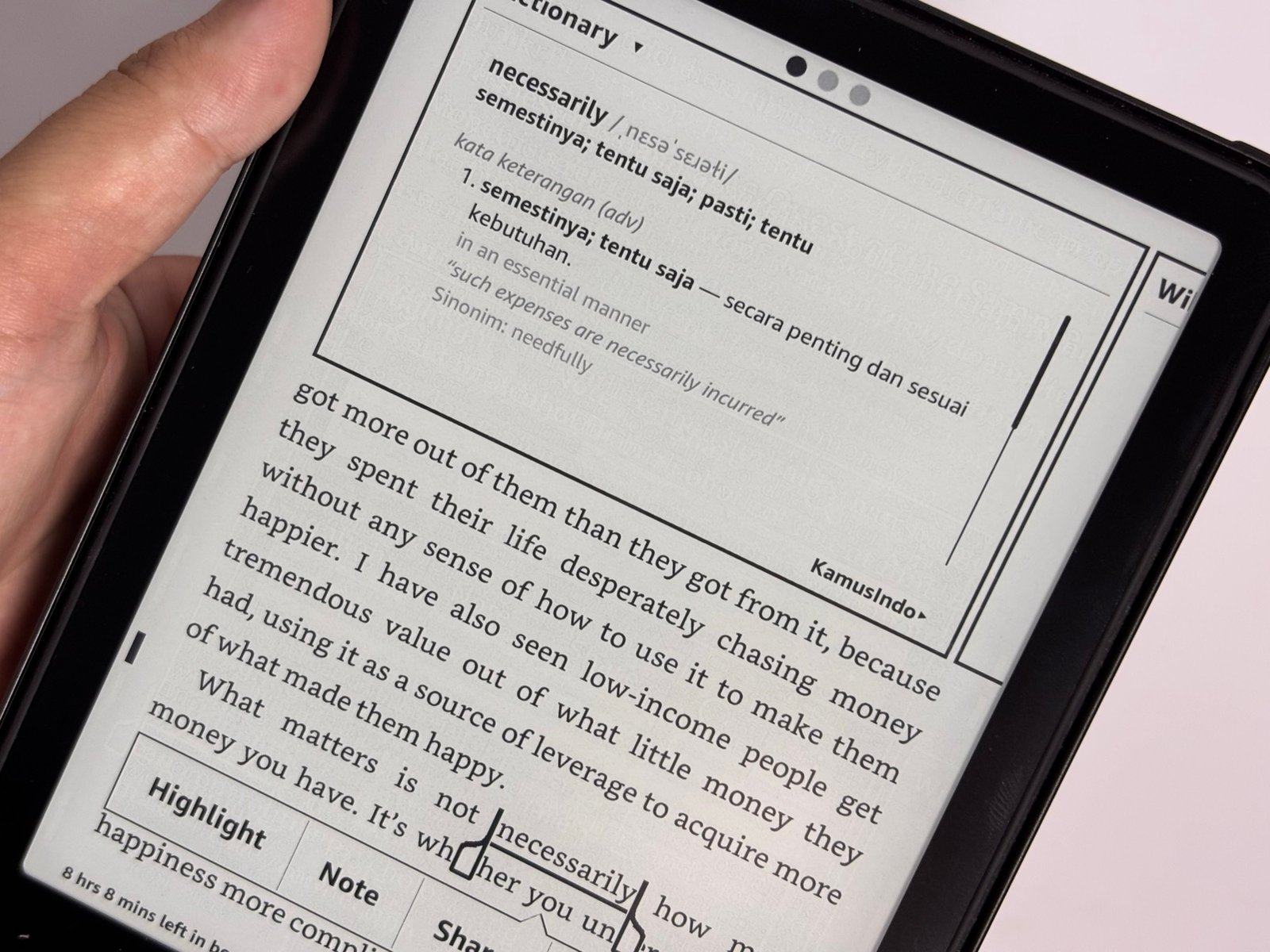 Foto layar Kindle menampilkan entri KamusIndo untuk kata necessarily